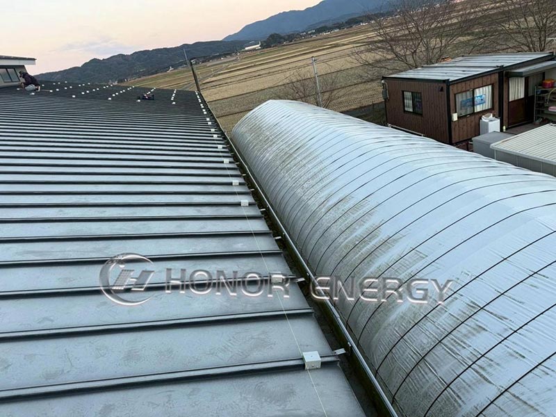 Standing Seam Metal Roof Clamps တပ်ဆင်ပြီး အဆင်သင့်ဖြစ်နေပါပြီ။