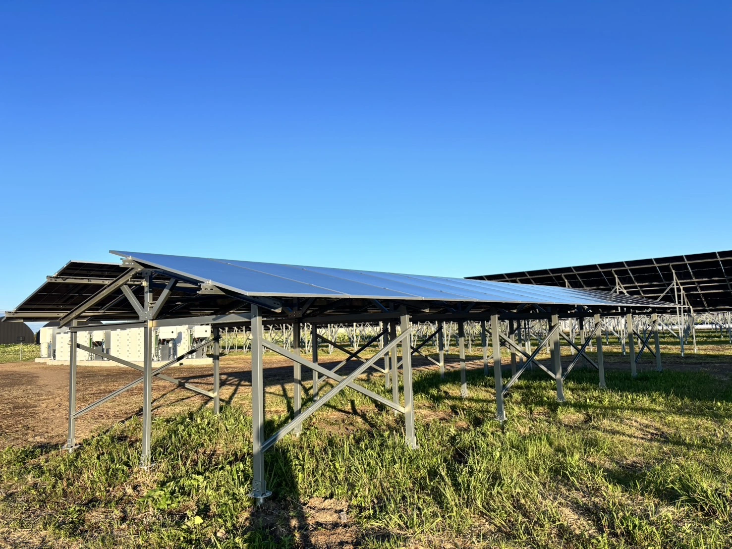 Agri-PV ဖန်လုံအိမ်- မြေတစ်ခုတည်းမှ ဝင်ငွေနှစ်ထပ်